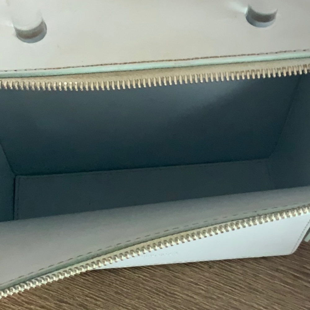 Building Block
Blue Box Leather Shoulder Bag - Picture 2 of 3